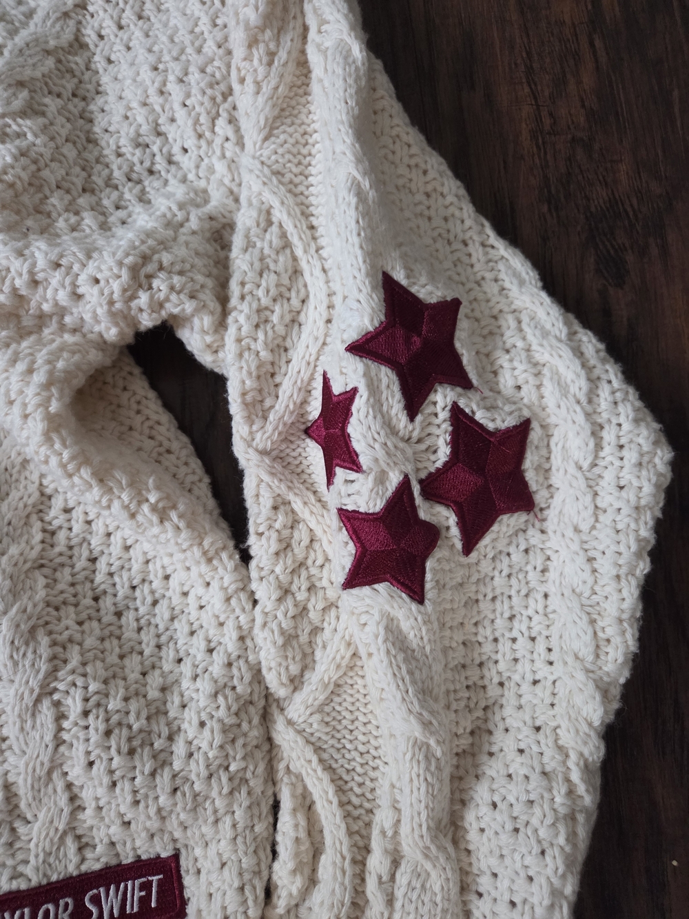 Taylor Swift Cream Cable Knit Cardigan with Red Star Accents - Picture 4 of 7